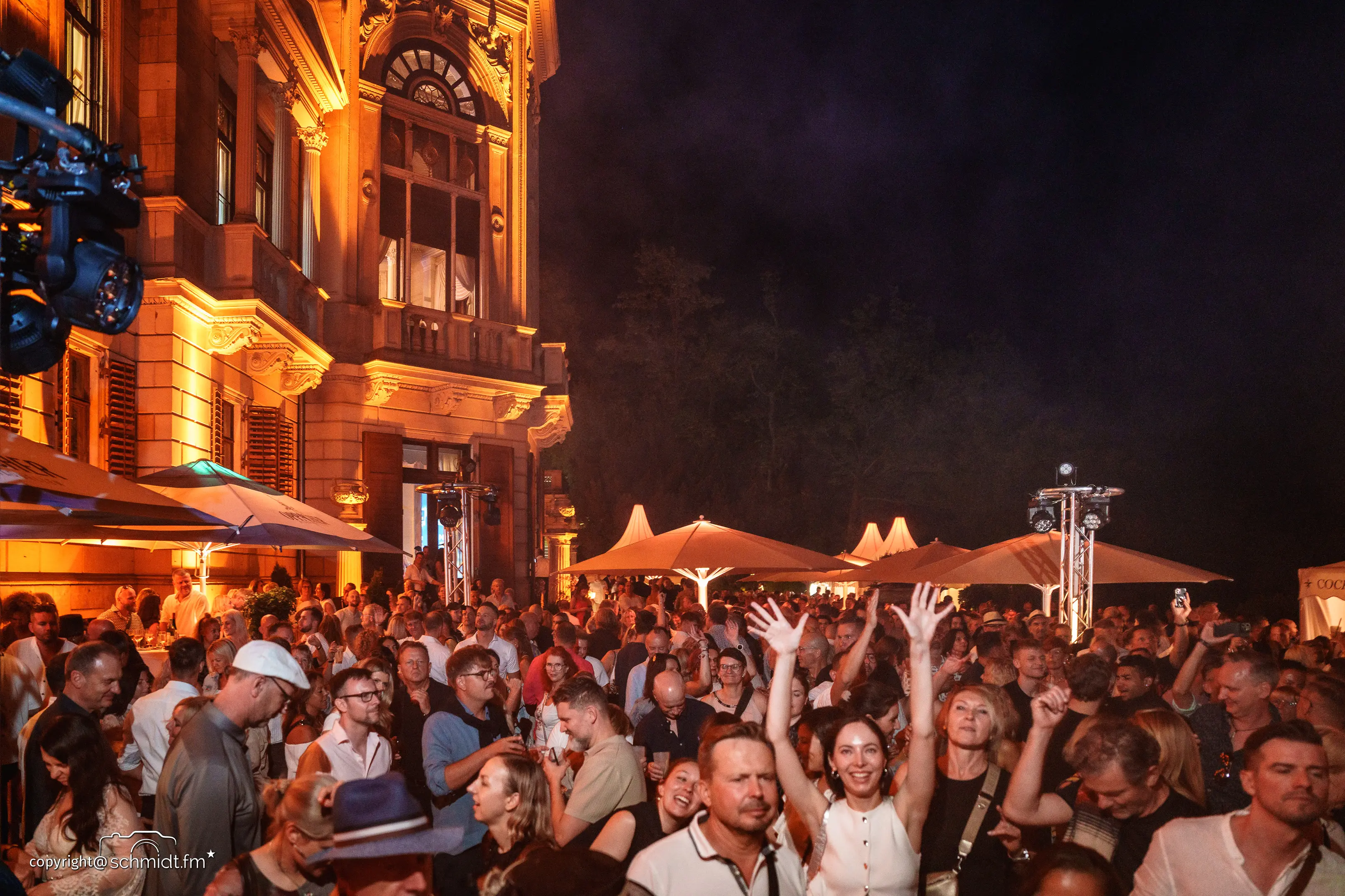 Ausgelassene Party auf der Südterrasse zur Dresdner Schlössernacht