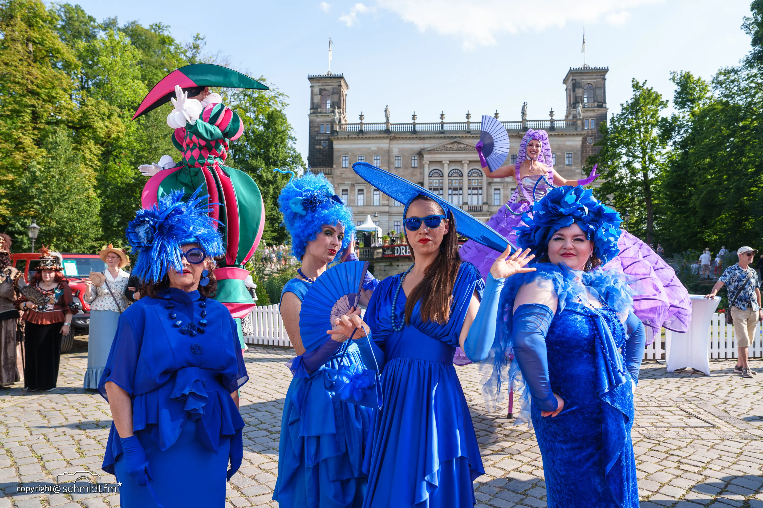 Gruppe von Frauen in blauen Kostümen vor Schloss Albrechtsberg in Dresden