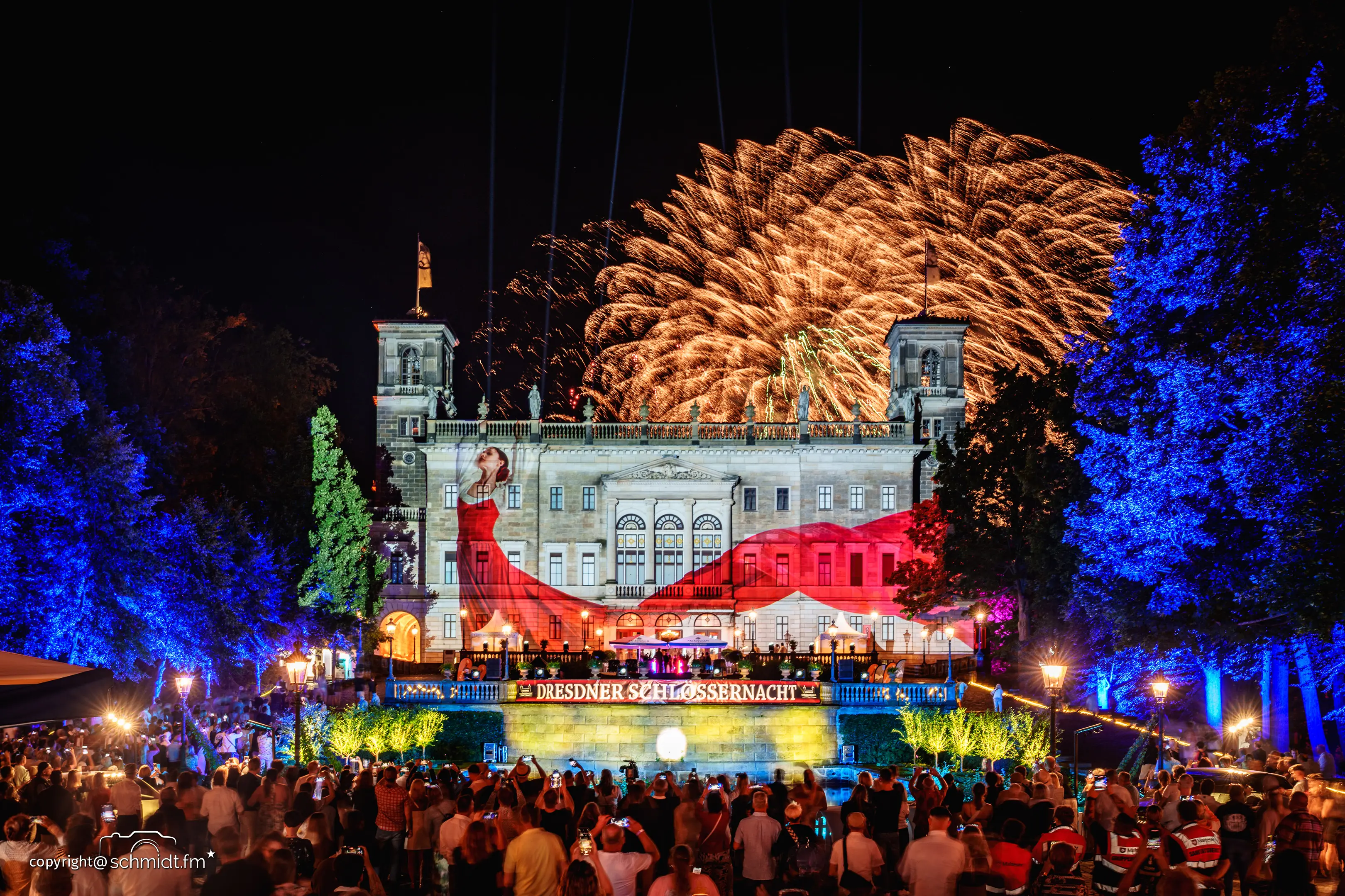 Projektion auf der Schlossfassade von Schloss Albrechtsberg - Frau mit langem roten Kleid